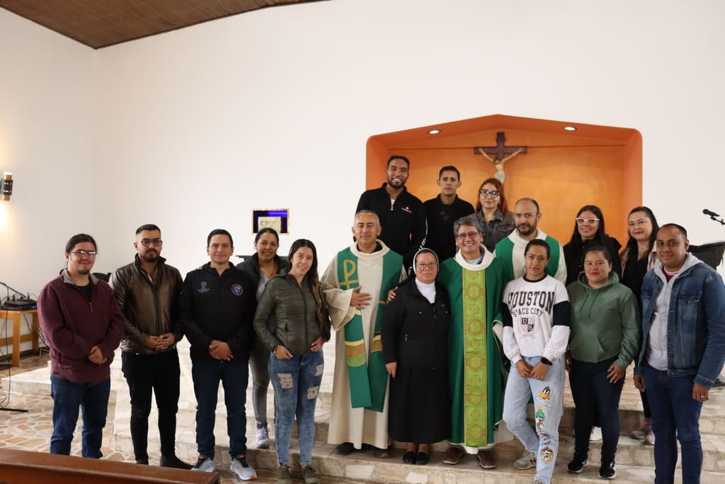 El Padre Leonardo Gómez, SDB junto con el Padre Mauricio Cuadro, SDB, El Padre Fabián Riveros, SDB y los profesores del Colegio Juan del Rizzo